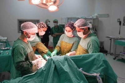 2 kilogramı aşan dev t&uuml;m&ouml;r başarıyla &ccedil;ıkarıldı
