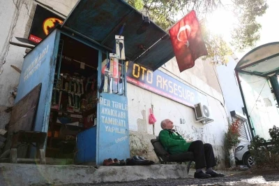 2 metrekarede 45 yıllık ayakkabı boyacılığı
