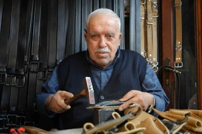 2 metrekarelik dükkanda 48 yıldır mesleğini icra ediyor
