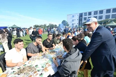 2 saatte 3 ton hamsi yediler
