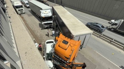 2 tır ve 1 otomobilin hurdaya d&ouml;nd&uuml;ğ&uuml; kazayı s&uuml;r&uuml;c&uuml;ler hafif sıyrıklarla atlattı
