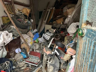 20 kamyon dolusu &ccedil;&ouml;p&uuml; 25 yılda evinde biriktirmiş
