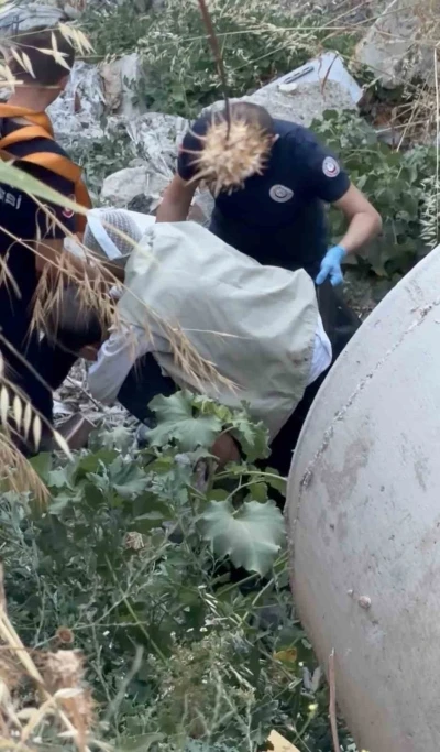20 metrelik u&ccedil;urumdan d&uuml;şt&uuml;, yaralıyı sırtında taşıyan itfaiyeci y&uuml;rekleri ısıttı
