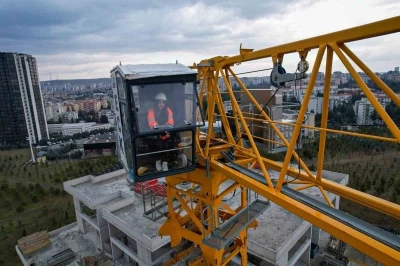 20 yaşındaki kule vin&ccedil; operat&ouml;r&uuml; olan gen&ccedil; kız, ekmeğini g&ouml;ky&uuml;z&uuml;nde kazanıyor
