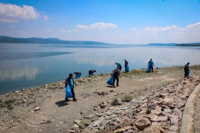 200 personel ve 23 ara&ccedil; sahadaydı: SASKİ&rsquo;den Sapanca G&ouml;l&uuml; havzasında dev temizlik
