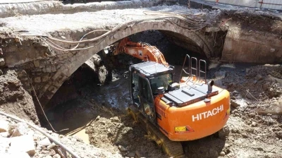 200 yıllık tarihi kemer k&ouml;pr&uuml; yol yapımı &ccedil;alışmasında g&uuml;n y&uuml;z&uuml;ne &ccedil;ıktı
