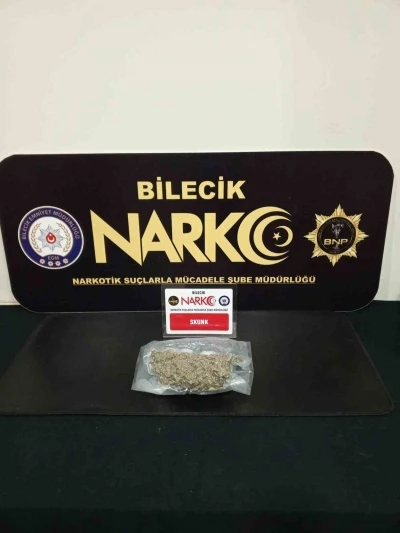 220 gram uyuşturucu maddeyi &ccedil;adırın i&ccedil;ine saklamışlar
