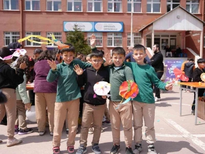 23 Nisan coşkusu k&ouml;y okuluna taşındı
