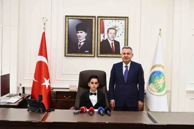 23 Nisan kutlamalarında İzmir Valiliği makamına ilkokul &ouml;ğrencisi oturdu
