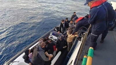 25 d&uuml;zensiz g&ouml;&ccedil;men ve 2 g&ouml;&ccedil;men ka&ccedil;ak&ccedil;ılığı ş&uuml;phelisi yakalandı
