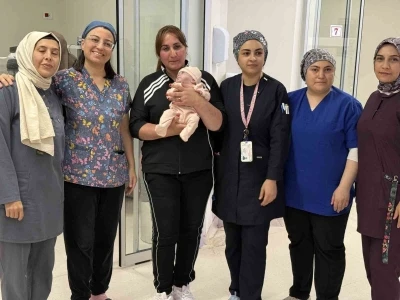 25 haftalık olarak dünyaya gelen bebek 180 gün sonra anne kucağıyla tanıştı
