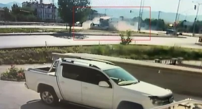 25 yaşındaki s&uuml;r&uuml;c&uuml;n&uuml;n hayatını kaybettiği feci kaza anı g&uuml;venlik kamerasında
