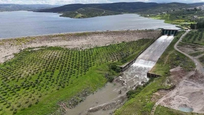 25 yıl sonra ger&ccedil;ekleşen tarihi anlara tanıklık etmek isteyen vatandaşlar, baraj kapaklarının a&ccedil;ıldığı anları meraklı g&ouml;zlerle izledi
