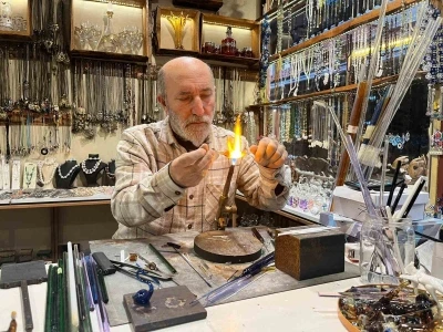 25 yıldır camlara &uuml;fleyerek şekil veriyor
