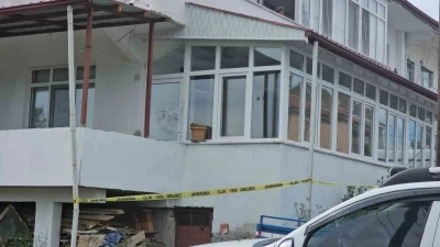 28 yaşındaki gen&ccedil; evinde &ouml;l&uuml; bulundu, kız arkadaşı g&ouml;zaltında
