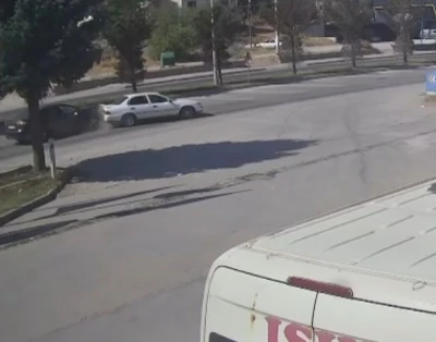 3 aracın karıştığı kaza güvenlik kamerasında
