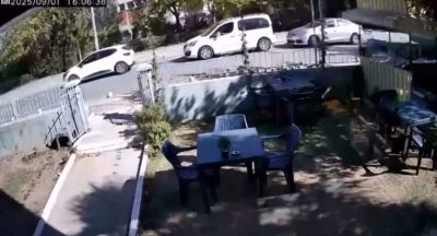 3 aracın karıştığı zincirleme kaza kamerada
