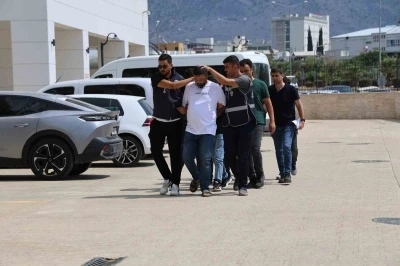 3 günde 2 defa iş yerini kuşunlamışlardı: Terlikli şebeke polis operasyonuyla yakalandı
