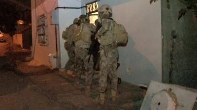 3 kişinin &ouml;ld&uuml;ğ&uuml; saldırının d&uuml;ğ&uuml;m&uuml; &ccedil;&ouml;z&uuml;l&uuml;yor: 6 ş&uuml;pheli tutuklandı
