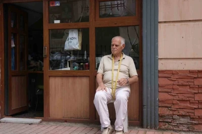 3 metrekarelik d&uuml;kkanda konfeksiyona direniyor
