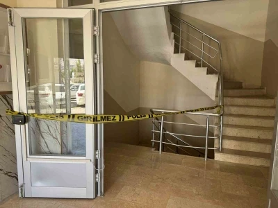 3’üncü kattan merdiven boşluğuna düşen şahıs ağır yaralandı
