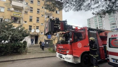 3 yaşındaki &ccedil;ocuğun yaktığı battaniye yangına yol a&ccedil;tı: 3 kişi dumandan etkilendi
