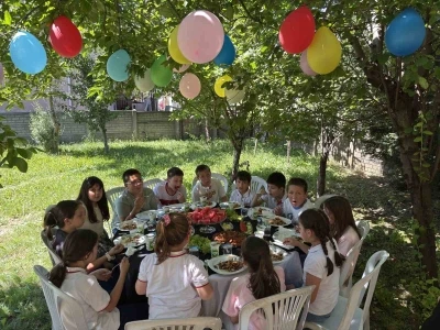 3 yıldır &ouml;ğrencilere bah&ccedil;esini a&ccedil;an &ccedil;ift, bu yıl da geleneği bozmadı
