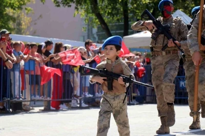30 Ağustos kutlamalarına minik komando damga vurdu
