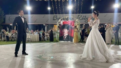 30 Ağustos’ta damat ve gelinden zeybek gösterisi
