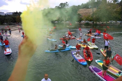 30 Ağustos’ta Türk bayraklı su korteji görsel şölen oluşturdu
