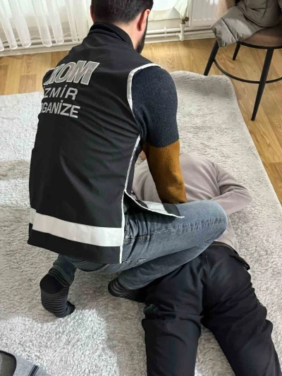 30 yıl hapisle aranan şahıs, Menemen’de gizlendiği evde yakalandı
