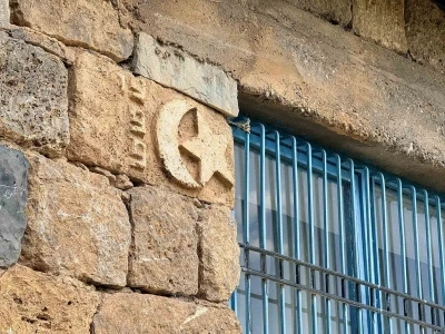30 yıl &ouml;nce kendi emeğiyle yaptığı ev turistlerin ilgi odağı oldu
