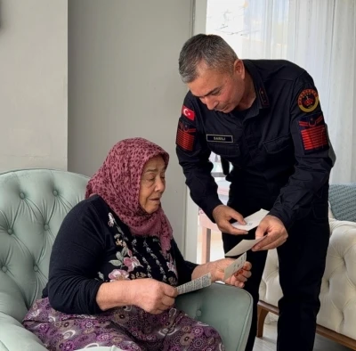 30 yıl &ouml;nce şehit olan askerin silah arkadaşından şehit annesine duygulandıran ziyaret
