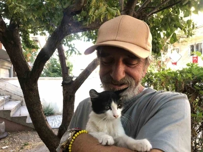 30 yıldır sokak kedilerine kapısını açıyor
