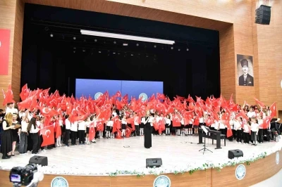 300 &ccedil;ocuktan oluşan korodan muhteşem konser
