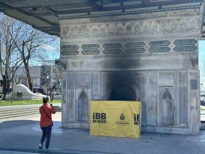 300 yıllık Tophane &Ccedil;eşmesi ateş yakılması sonucu zarar g&ouml;rd&uuml;
