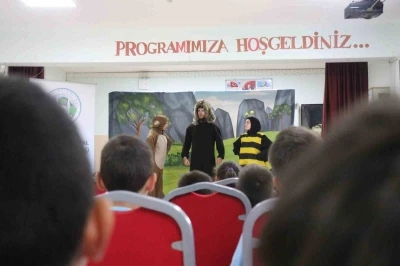 32 okulda 5 bin &ouml;ğrenciye akran zorbalığına karşı tiyatrolu eğitim verildi
