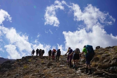 34 dağcı Yüksekova Sat Gölleri’nde doğa yürüyüşü gerçekleştirdi
