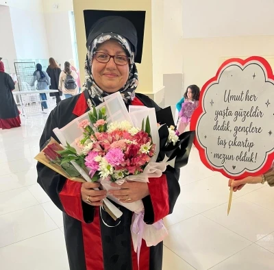 35 yıl sonra eğitim hayatına d&ouml;nd&uuml;, &uuml;niversite mezuniyetinin sevincini yaşadı
