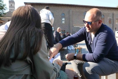 35 yıllık araçla Diyarbakır’ı karış karış geziyorlar