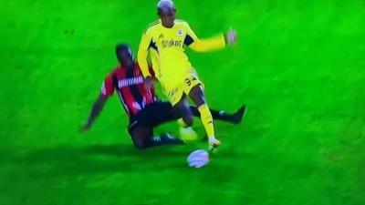 4-0'lık maça damga vurdu! 86'da kırmızı kart çıktı