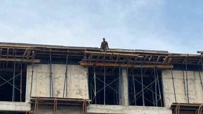 4 aydır maaş alamayan işçiler, çatıya çıktı: &quot;İçeride biriken para yaklaşık 3.5 milyon lira&quot;
