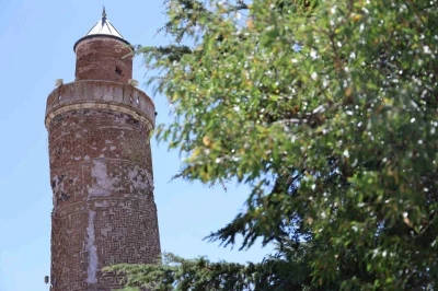 4 bin yıllık Harput’a gelenler, Pisa’dan daha eğri minareyi görünce şaşırıyor
