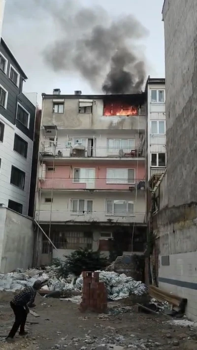 4 katlı apartmanda çıkan yangın panik yaşattı
