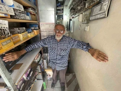 4 metrekarelik dükkana 28 yıl sığdıran usta: &quot;Burası bana saray gibi&quot;
