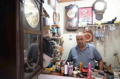 4 metrekarelik dükkanda zamana ayar veriyor
