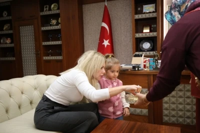 40 kişilik ekiple 8,5 saat operasyonla kadavradan rahim nakledilmişti, ismini aldığı rekt&ouml;rle bir araya geldi
