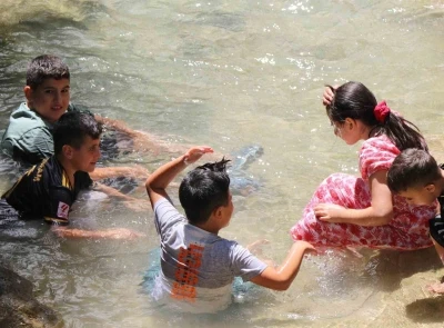 40 metreden d&ouml;k&uuml;len buz gibi sular sıcaktan bunalanları ağırlıyor
