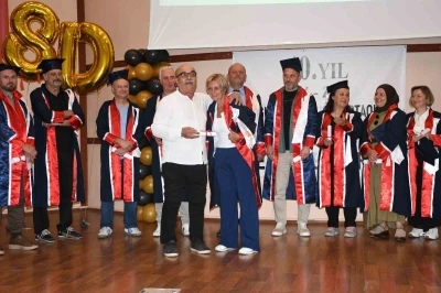 40 yıl sonra aynı sırada aynı heyecanla buluştular

