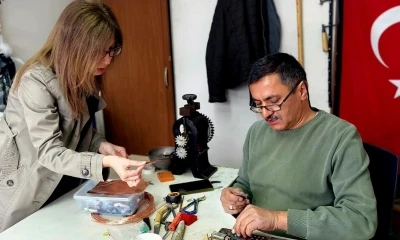 40 yıldır altın, g&uuml;m&uuml;ş ve bakıra ateşle şekil veriyor

